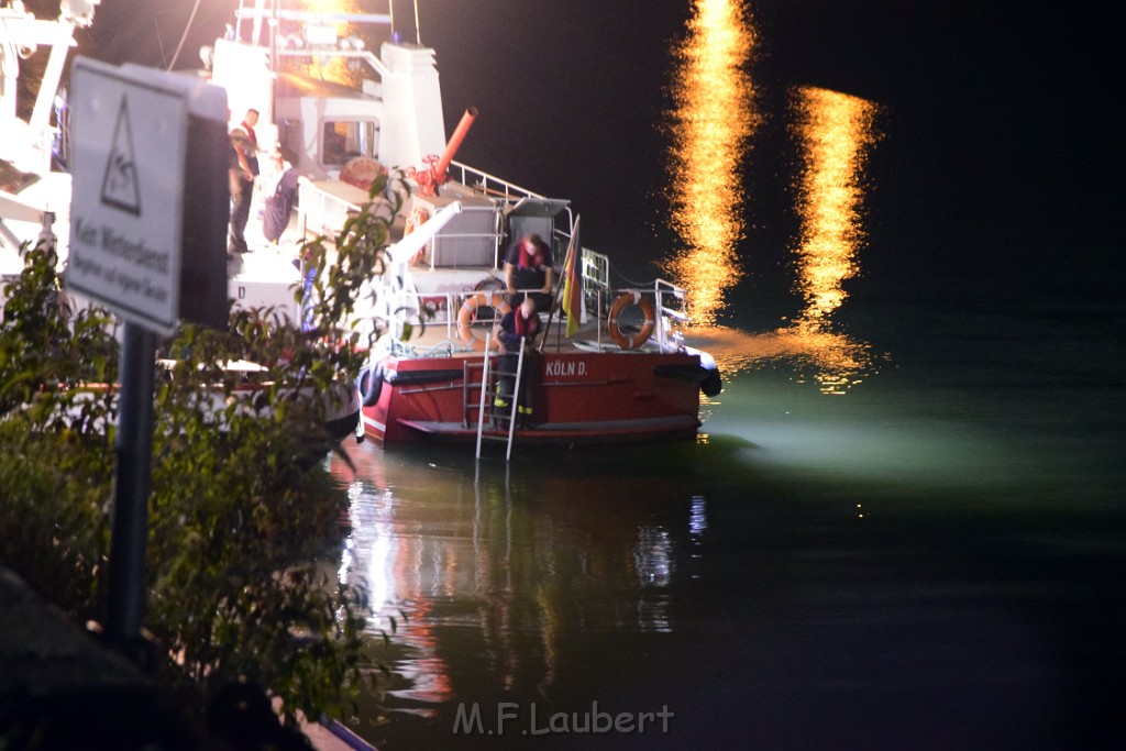 Havarie Wassereinbruch Motorraum beim Schiff Koeln Niehl Niehler Hafen P304.JPG - Miklos Laubert